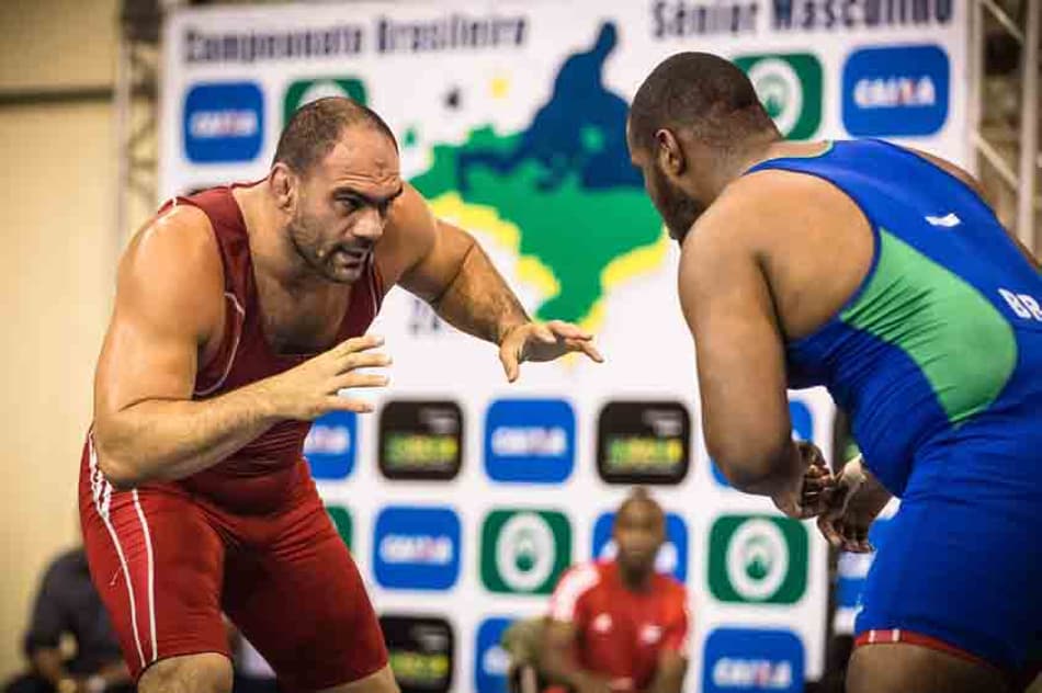 Sem convite, atletas fazem combate para definir última vaga na Rio-2016