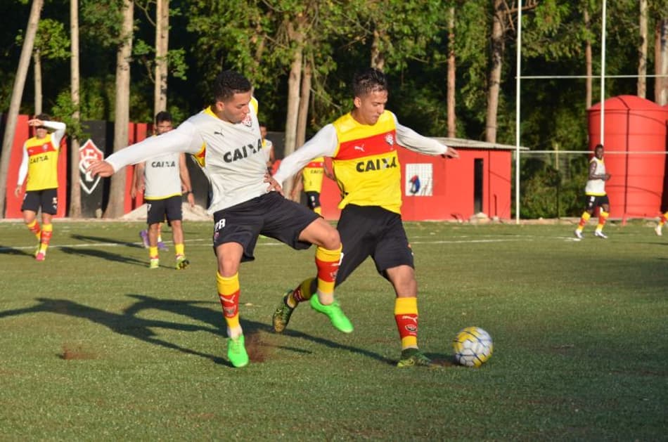 Vitória treina em campo de grama sintética, pensando no Atlético-PR
