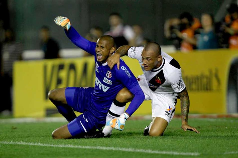 Milton Mendes tira culpa de Tiago Cardoso no gol de empate do Vasco
