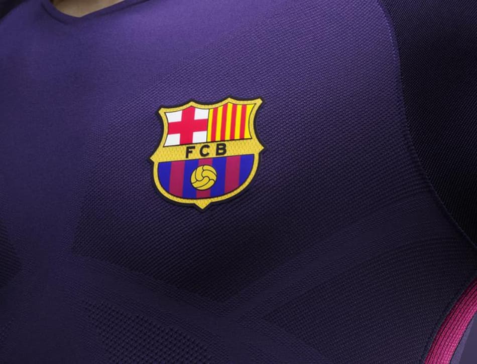É oficial! Barcelona lança uniforme reserva na cor roxa