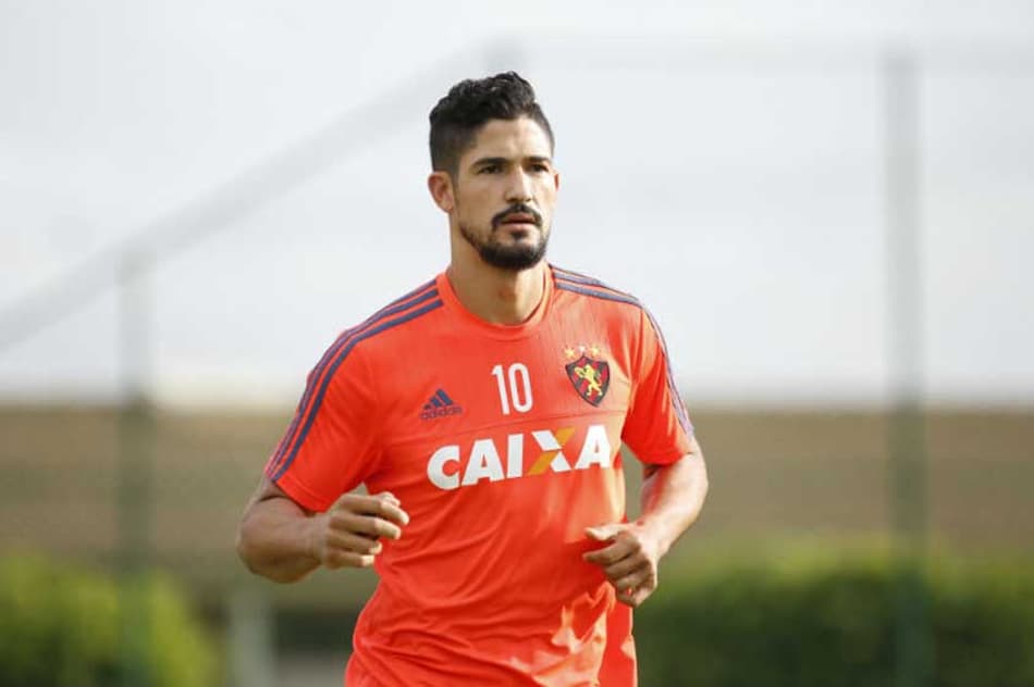 Em coletiva, atacante e treinador do Sport esclarecem divergências