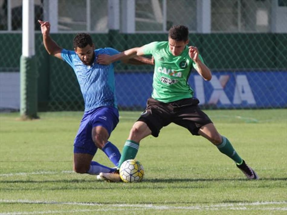 Paraná oficializa contratação de lateral-esquerdo Henrique, do Coritiba