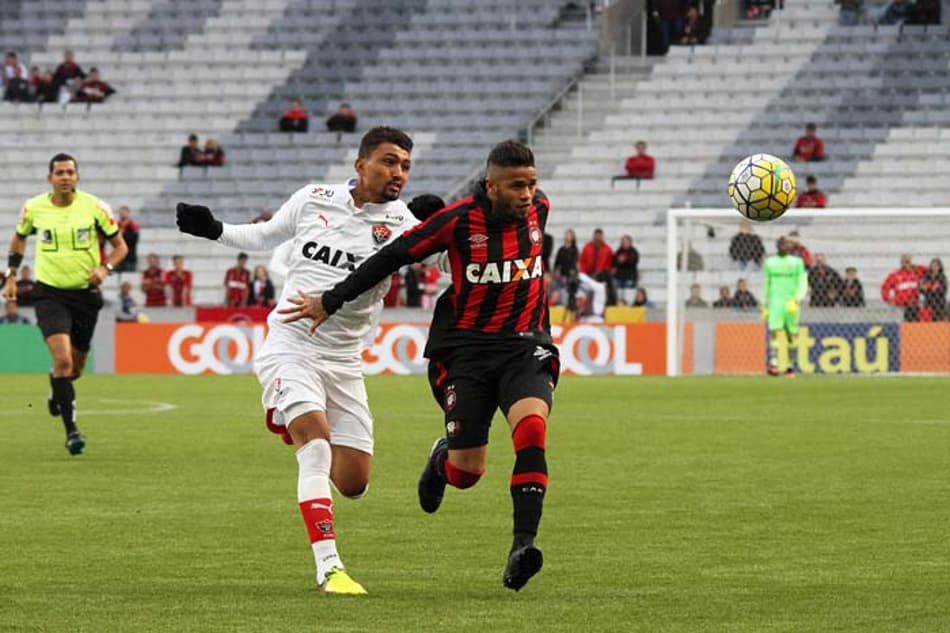 TEMPO REAL! Atlético-PR pega o Vitória para colar no G4