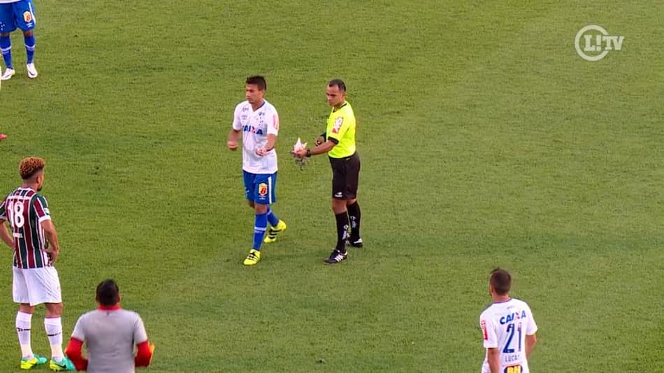 Pipas atrapalham partida entre Fluminense e Cruzeiro