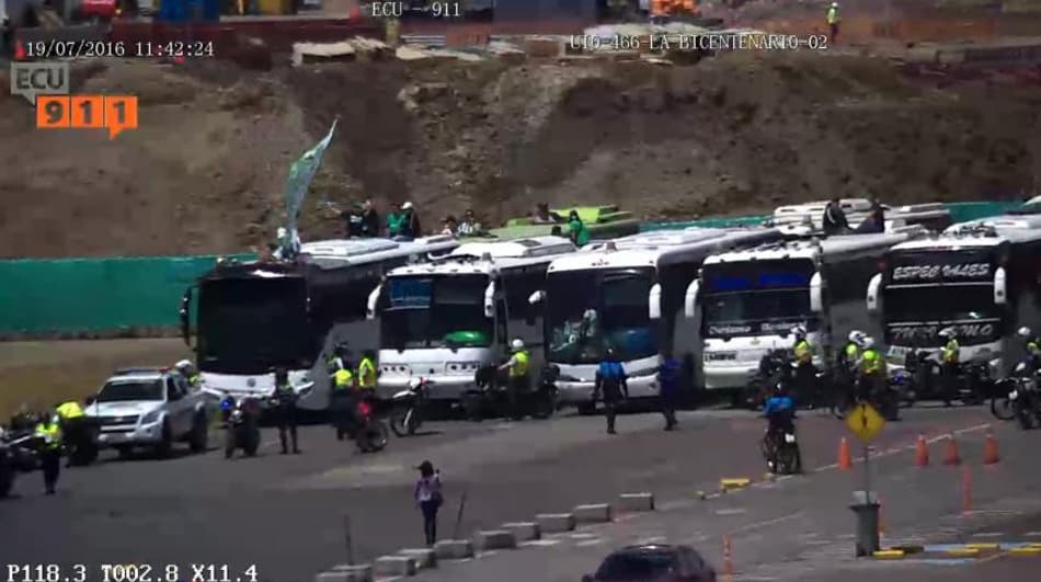 Caravana rumo à final da Liberta: 13 ônibus colombianos chegam a Quito