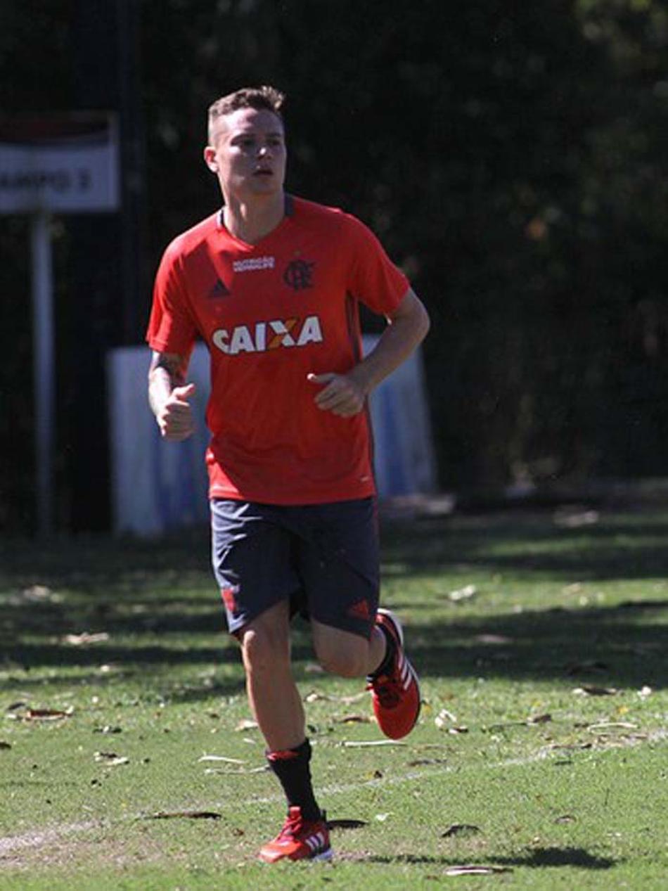 Mais tempo: Flamengo renova contrato de Adryan até o fim de 2017