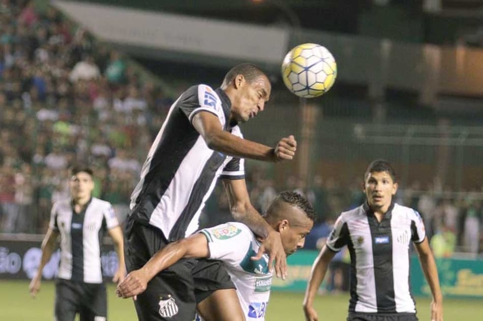 Luiz Felipe sobe para afastar a bola 