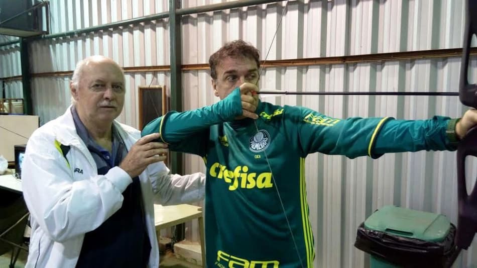 Cuca conhece tiro com arco do Palmeiras e mostra boa pontaria
