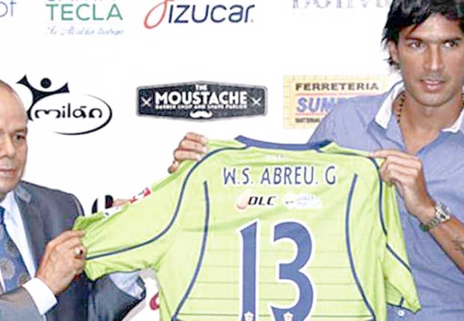 Relembre os times já defendidos por Loco Abreu. O Santa Tecla, seu 22° clube e equipe atual, é de El Salvador