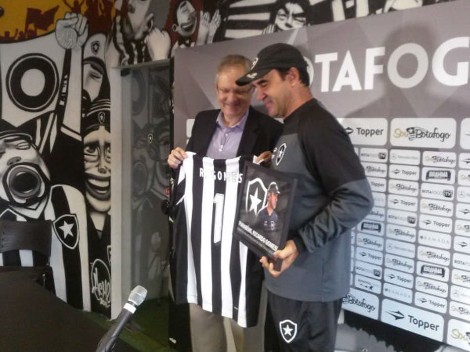 VÍDEO: Ricardo Gomes recebe homenagem pelo primeiro ano no comando do Botafogo