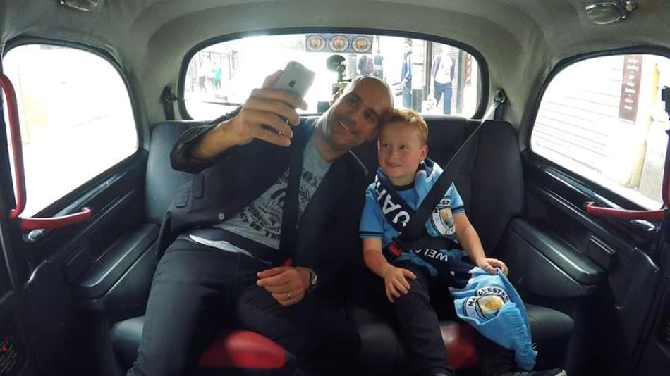 VÍDEO: Guardiola anda de taxi com fã mirim do City, que pede contratação de Messi