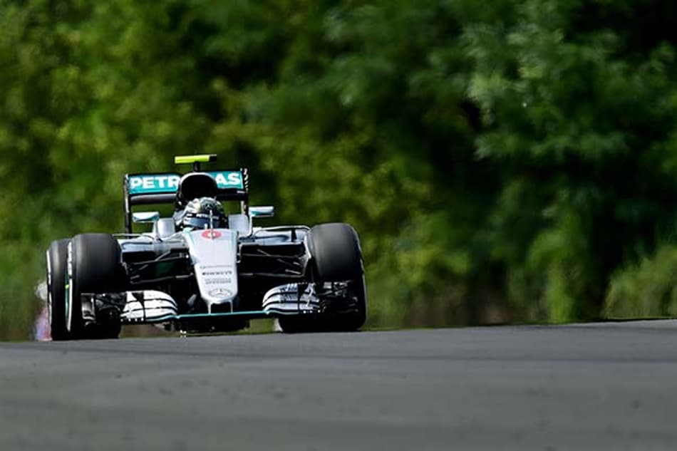 Em treino caótico, Rosberg se aproveita e larga na frente