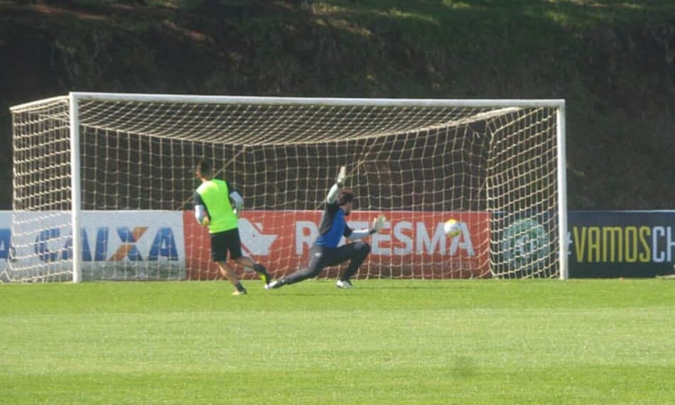 Neilton: bom aproveitamento em treino de finalização!