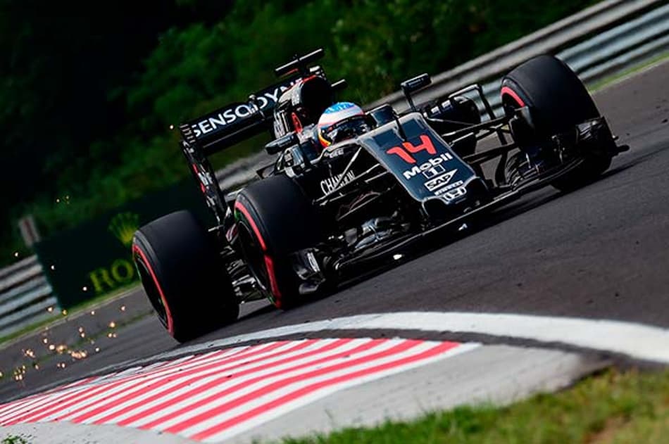 Alonso comemora ter as duas McLaren no Q3