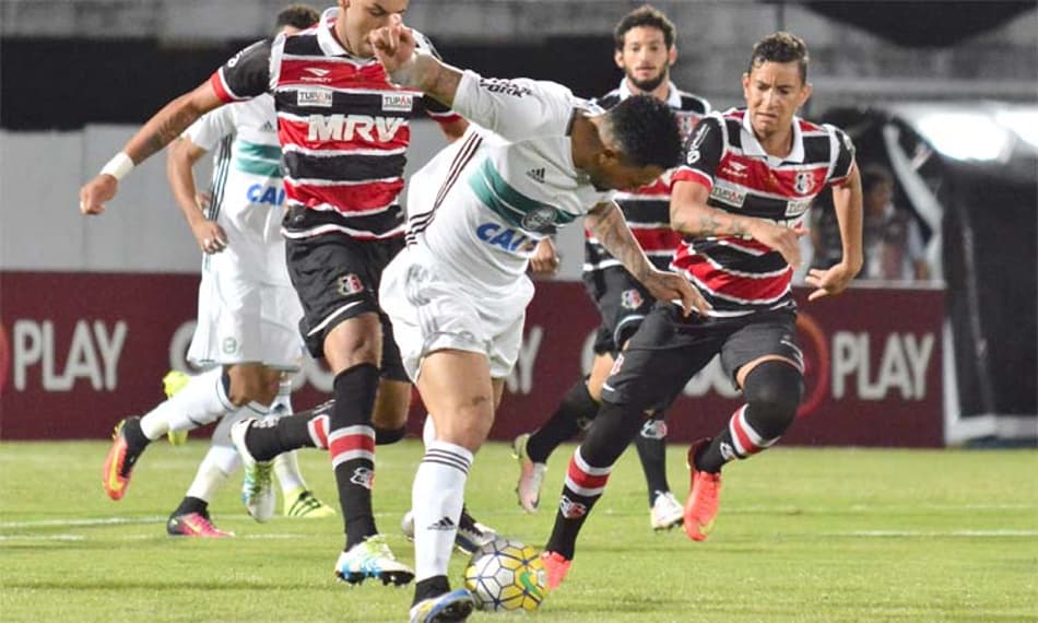 Kleber faz gol, erra pênalti, mas Coxa vence e sai do Z4 do Brasileirão