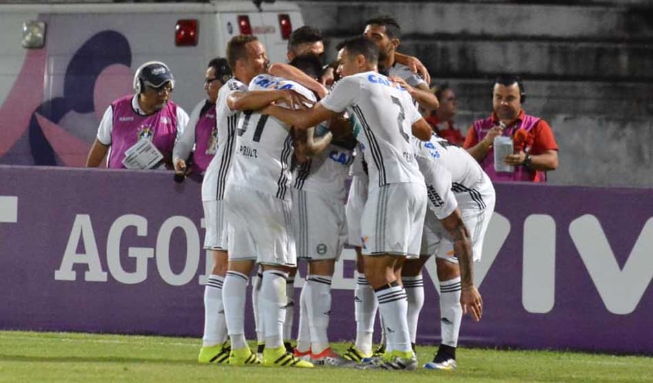 Coritiba vence a primeira fora de casa e ultrapassa Santa Cruz