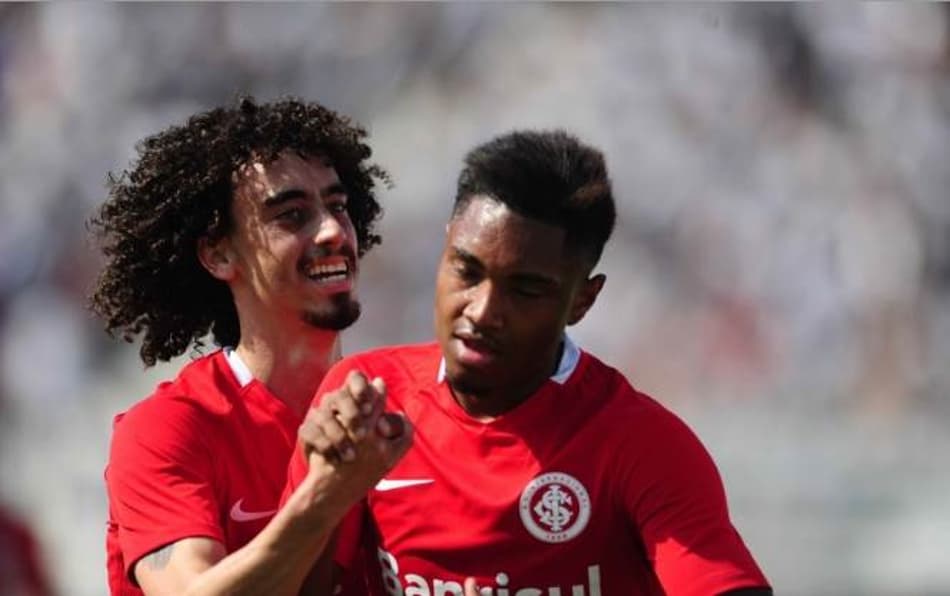 Jogadores do Inter comemoram empate diante da Ponte