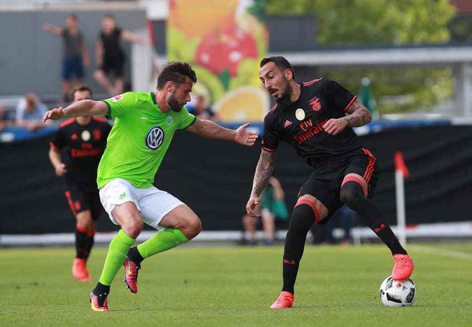 Benfica supera o Wolfsburg com marca de Jonas e Julio Cesar no gol