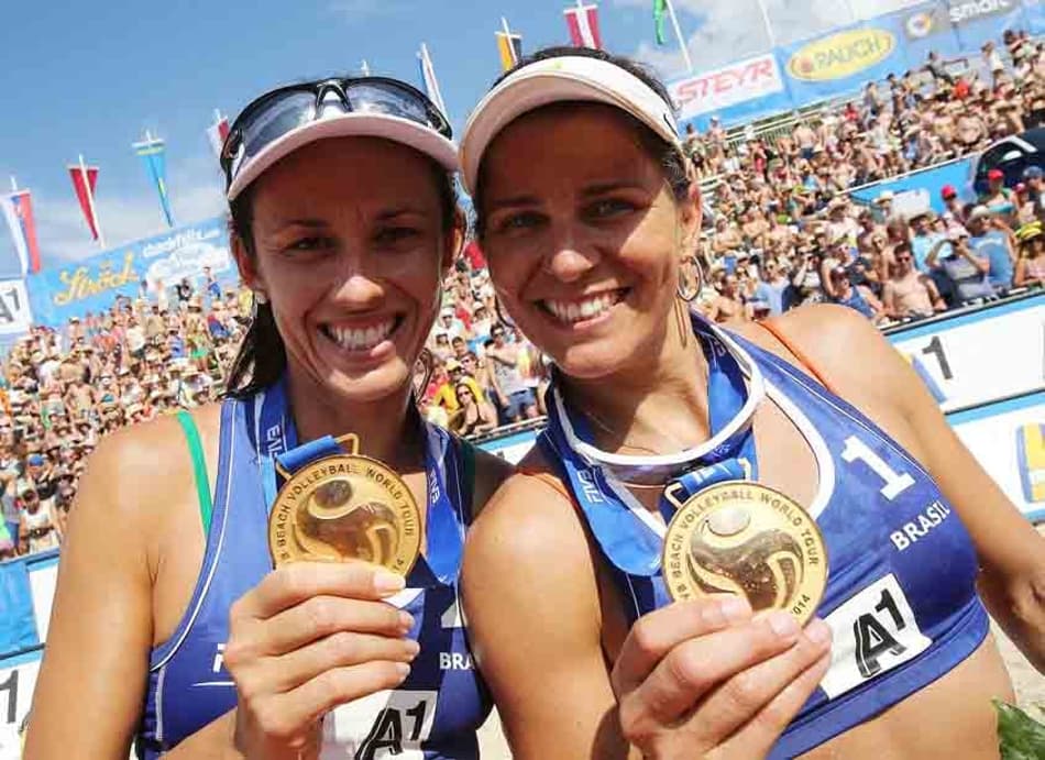 Duplas femininas de vôlei de praia treinam na Urca