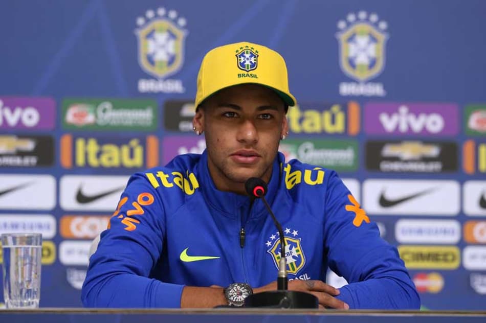Cutucada em repórter, jogar no Fla…Siga a entrevista coletiva de Naymar