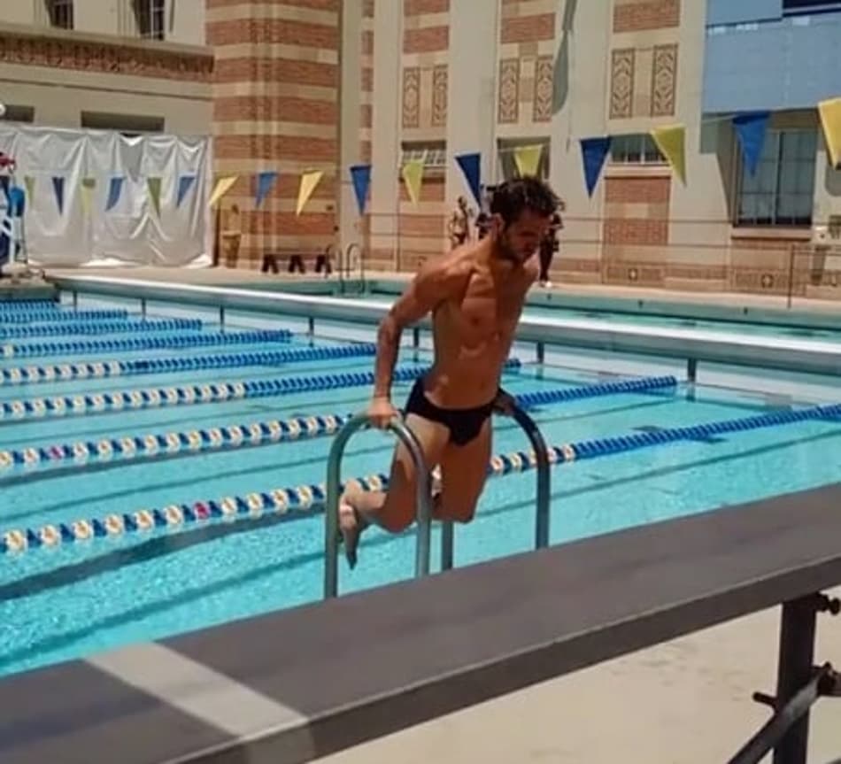 Nas férias, Fàbregas malha de forma diferente