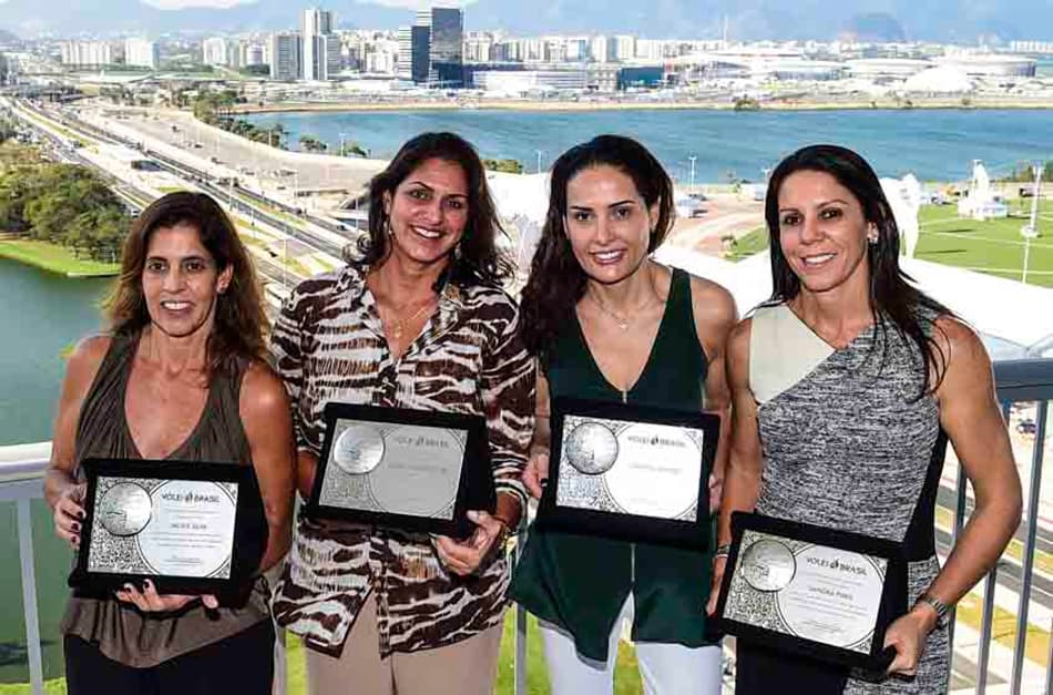 Medalhistas do vôlei de praia comemoram espaço para as mulheres no esporte brasileiro
