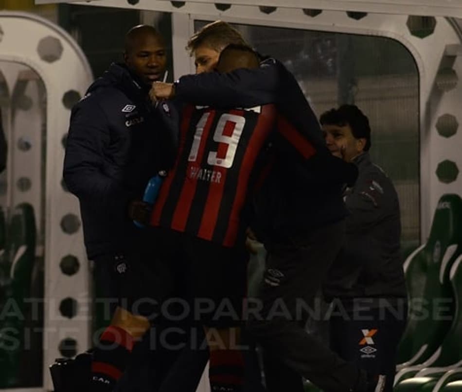 Em baixa no ano, Walter comemora fim de jejum contra Chape: “Momento certo”