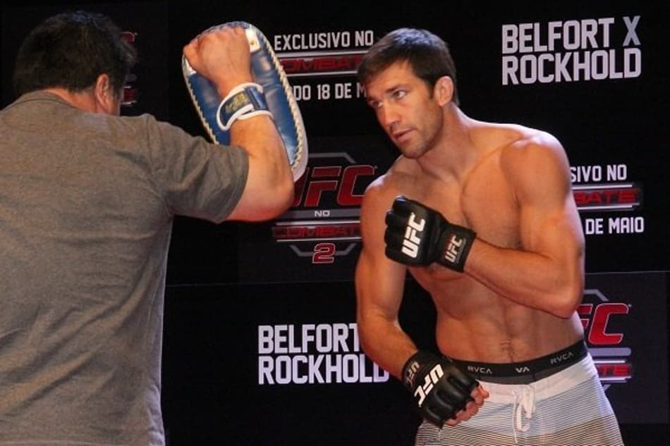 Luke Rockhold mira luta com Anderson Silva: ‘Faz sentido’