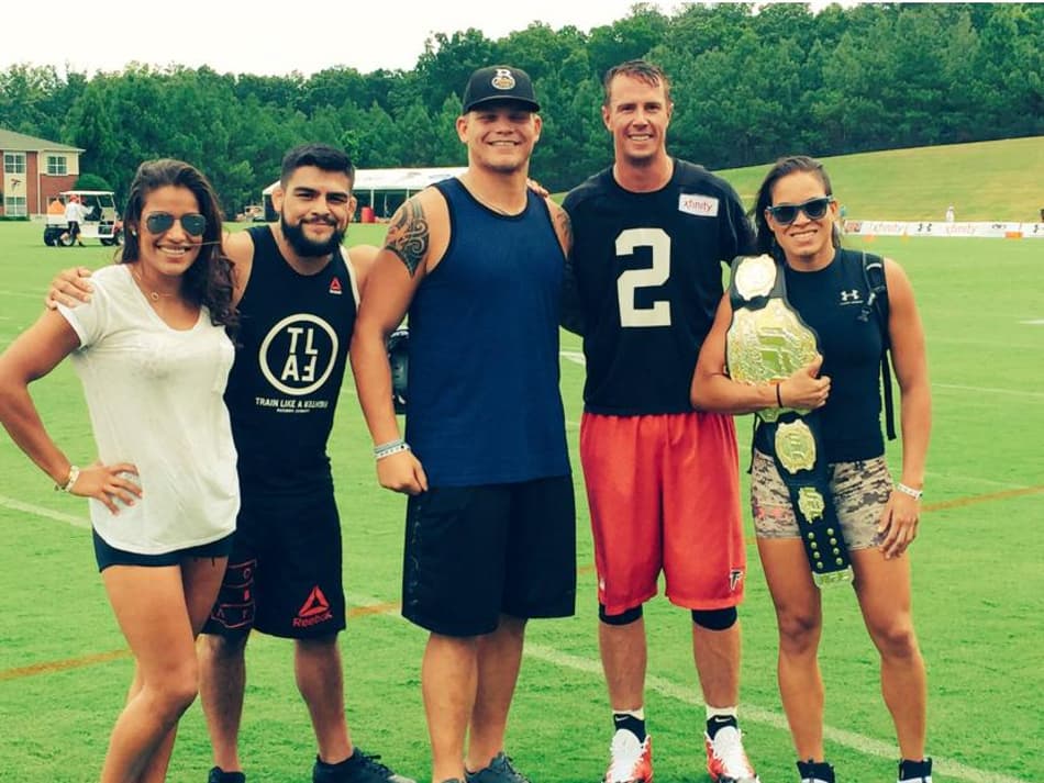 Amanda Nunes se encontra com rival em evento promocional do UFC