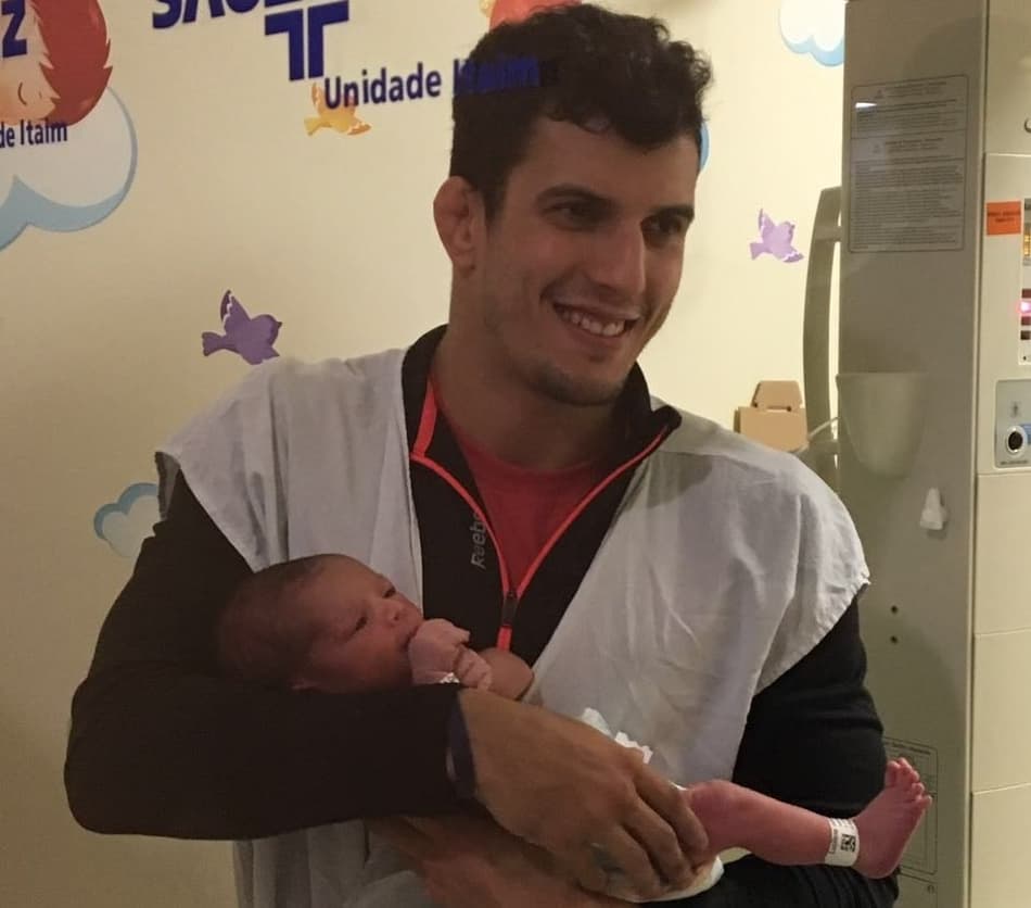 Dias após vitória no UFC, Felipe Sertanejo vê primeiro filho nascer