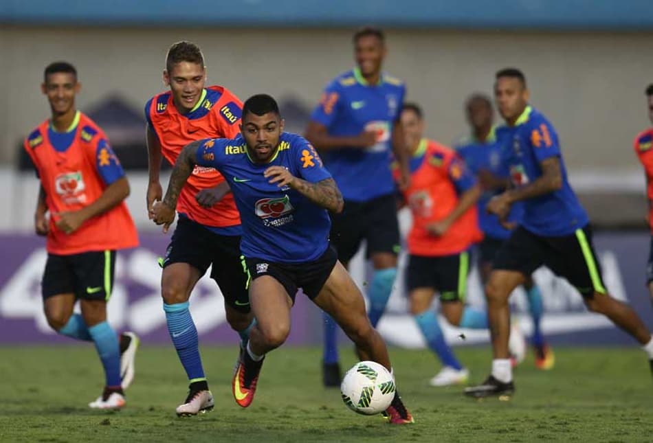 Seleção em treino no Serra Dourada