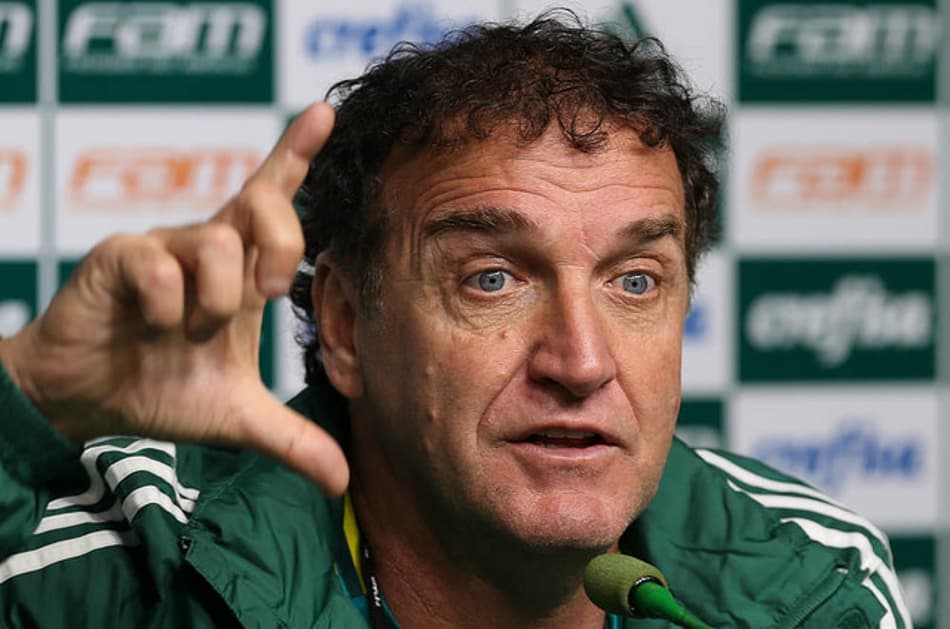 Cuca vê ‘nuvenzinha preta’ pairar e tenta coibir abatimento no Palmeiras
