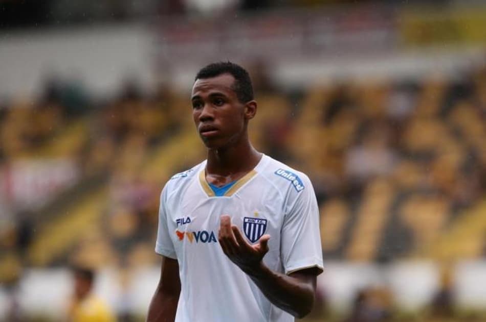 Após cirurgia, zagueiro comemora retorno ao Avaí