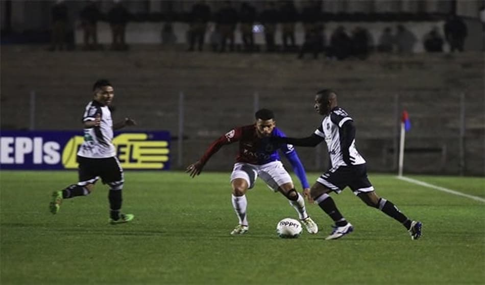 Ceará sai na frente, mas cede empate contra Paraná e perde chance de virar líder na Série B