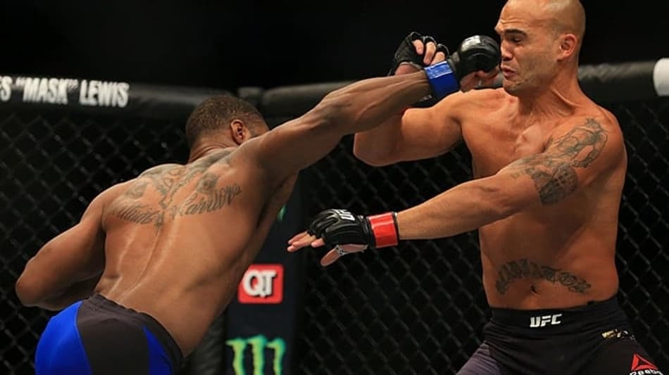 Tyron Woodley atropela Lawler com nocaute e é o novo campeão do UFC