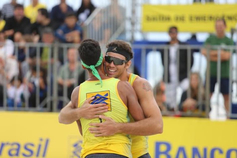 Harley e Fernandão comemoram o ouro (Foto: Paulo Frank/CBV)