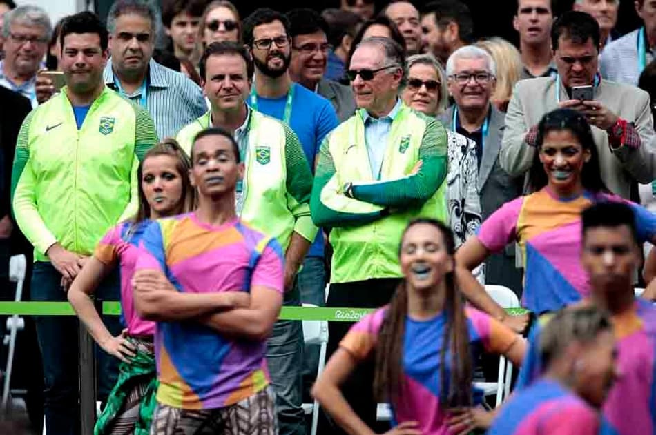 Ex-diretora do COB que mentiu ser atleta olímpica marcou presença em abertura da Vila