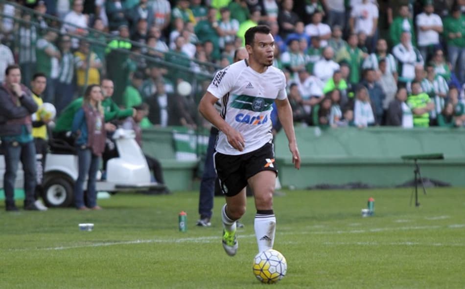 Reprovado em exames no Inter, Ceará não deve retornar ao Coritiba
