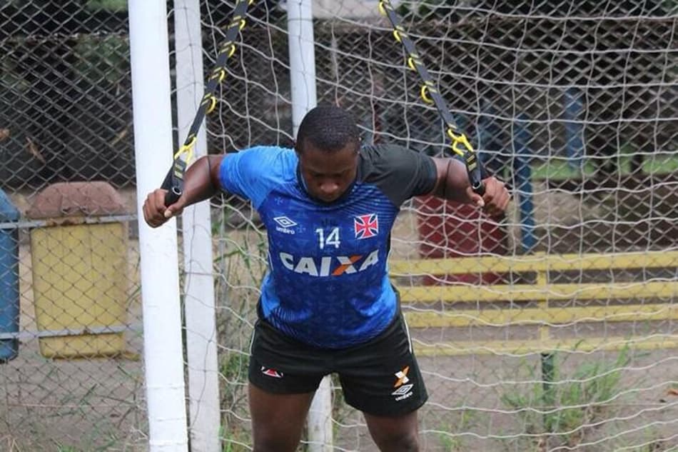 Após empréstimo, zagueiro colombiano volta a ter contrato com o Vasco