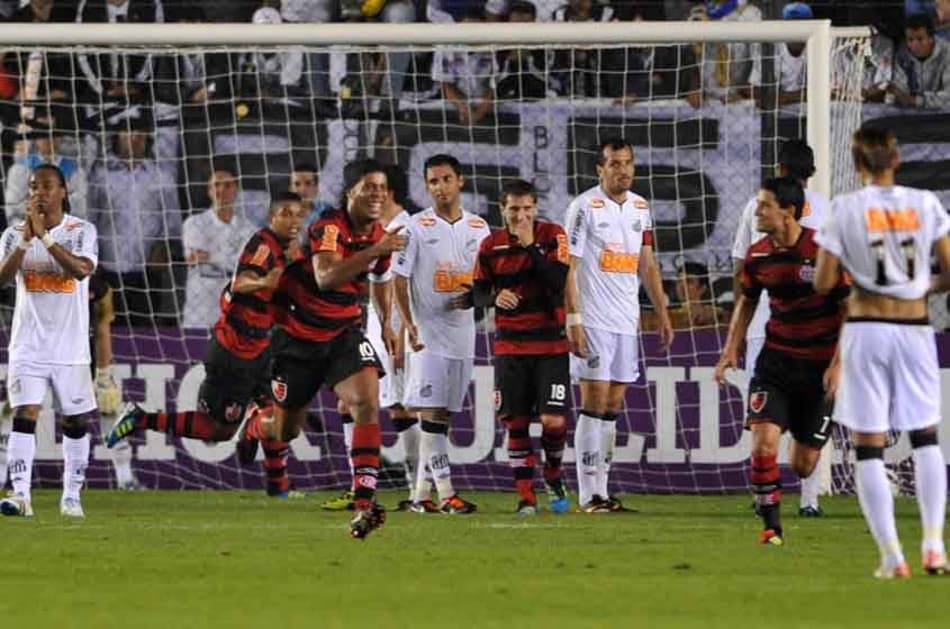 VÍDEO: relembre a virada épica do Flamengo sobre o Santos, que completa 10 anos