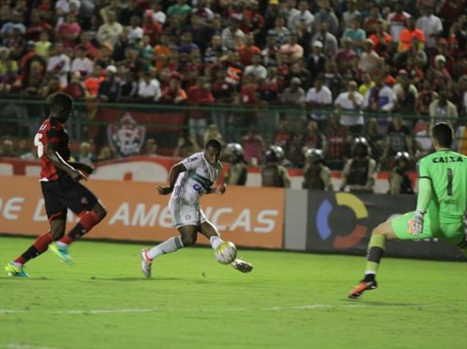 Coritiba novamente lamenta chances perdidas e gol contra de Juninho contra Vitória