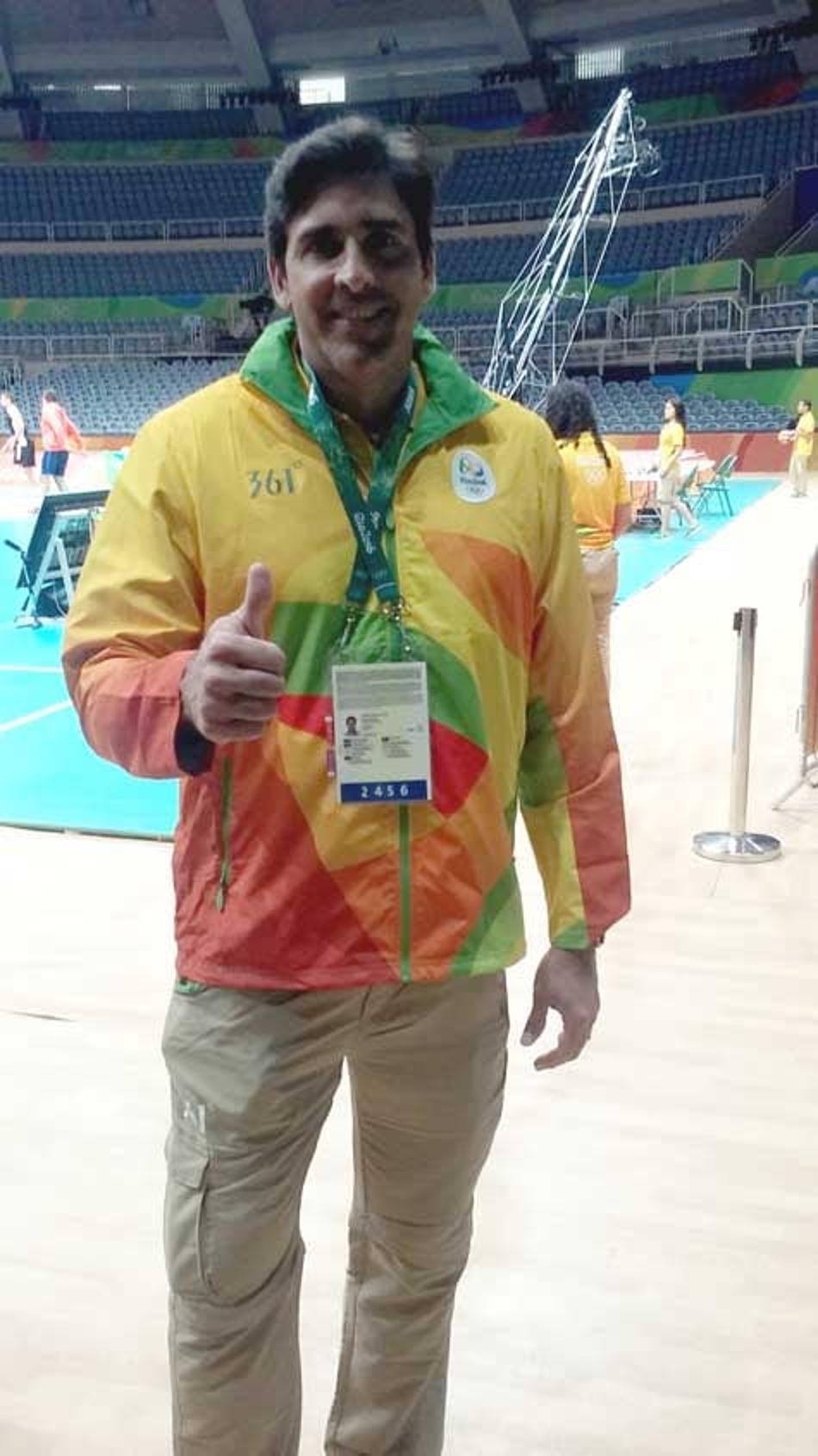 Seleção masculina de vôlei treina sob o olhar de campeões