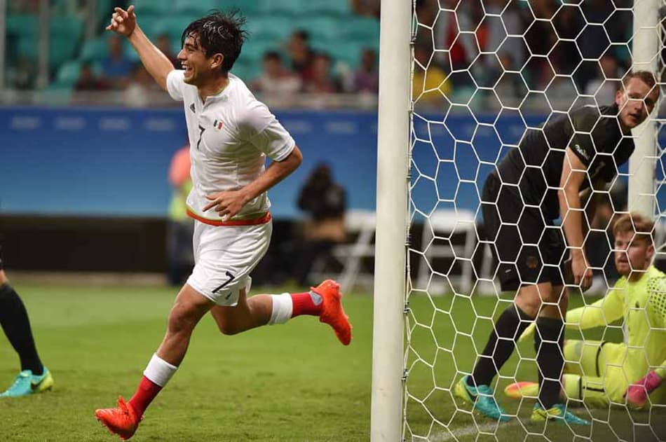 Mexicano comemora um dos gols de sua seleção no empate com a Alemanha