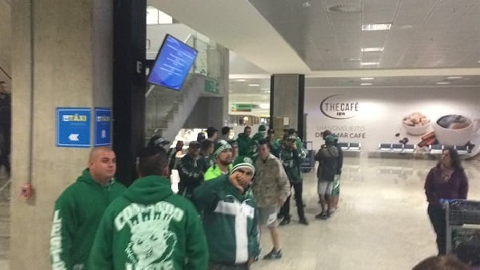 Com Kleber “poupado”, torcida do Coritiba protesta no aeroporto