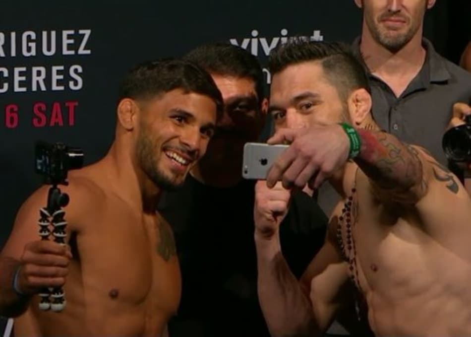 Jason rouba a cena e faz selfie com rival na pesagem do UFC Utah; veja