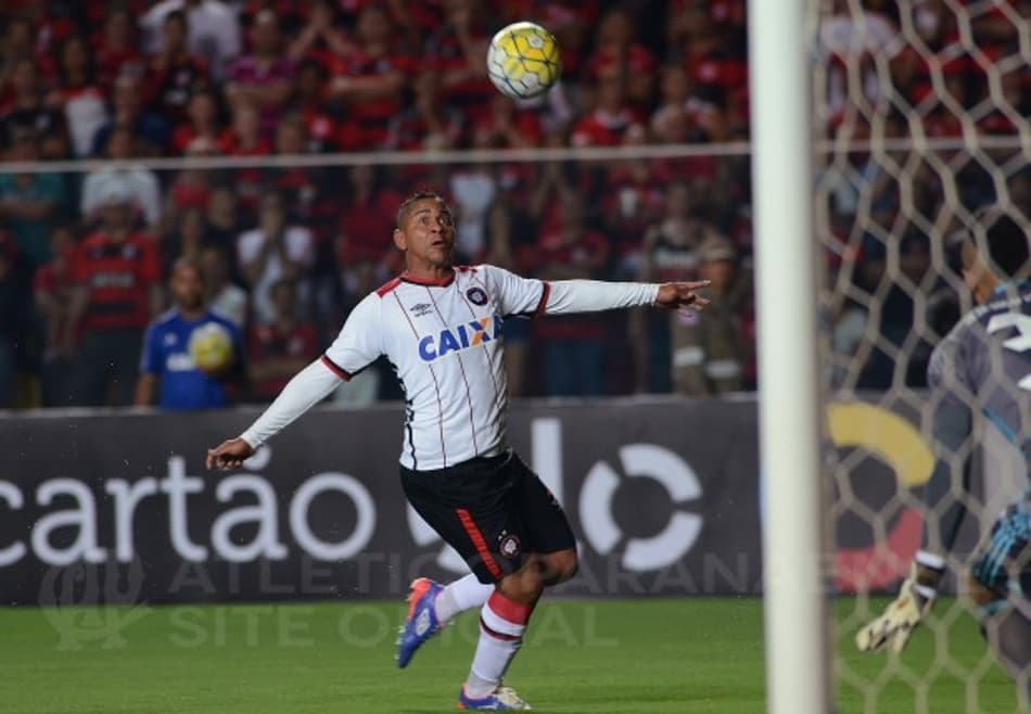 Walter cobra que Atlético-PR melhore rendimento fora de casa: “Pra chegar no G-4”