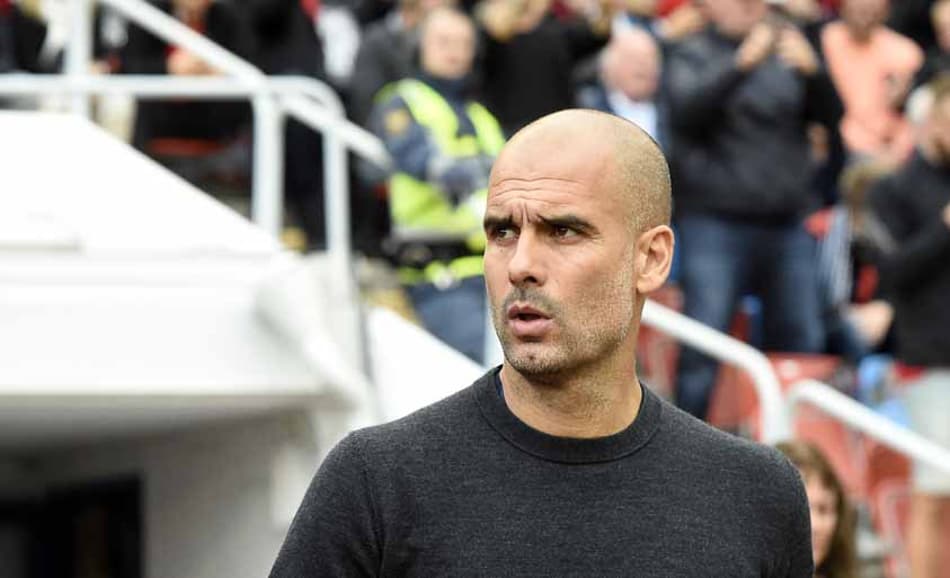 Guardiola veta uso de chuteiras coloridas na base do City