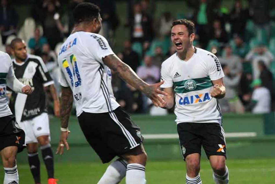 Na estreia de Carpegiani e no retorno de Juan, Coritiba bate a Ponte Preta