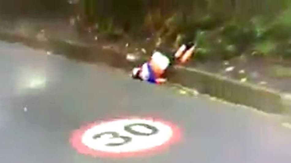 Annemiek Van Vleuten caiu no ciclismo e sofreu fraturas na coluna e uma concussão