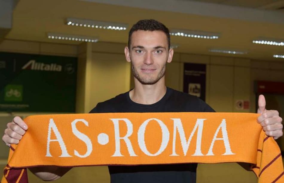 Roma oficializa a contratação de zagueiro ex-Barcelona